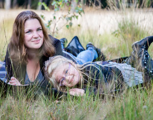 moeder, dochter, fotoshoot, kinderfotografie, bos, locatie